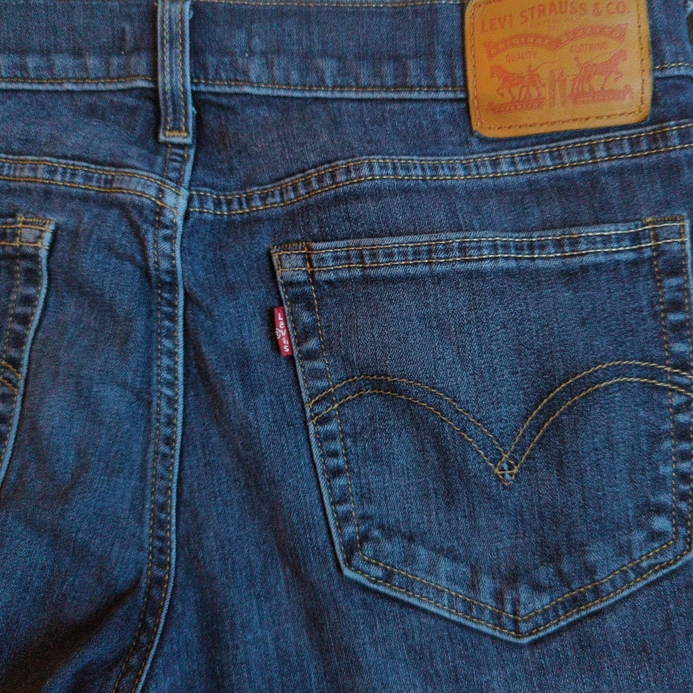 Levi's Women's Cropped Jeans in Dark Blue